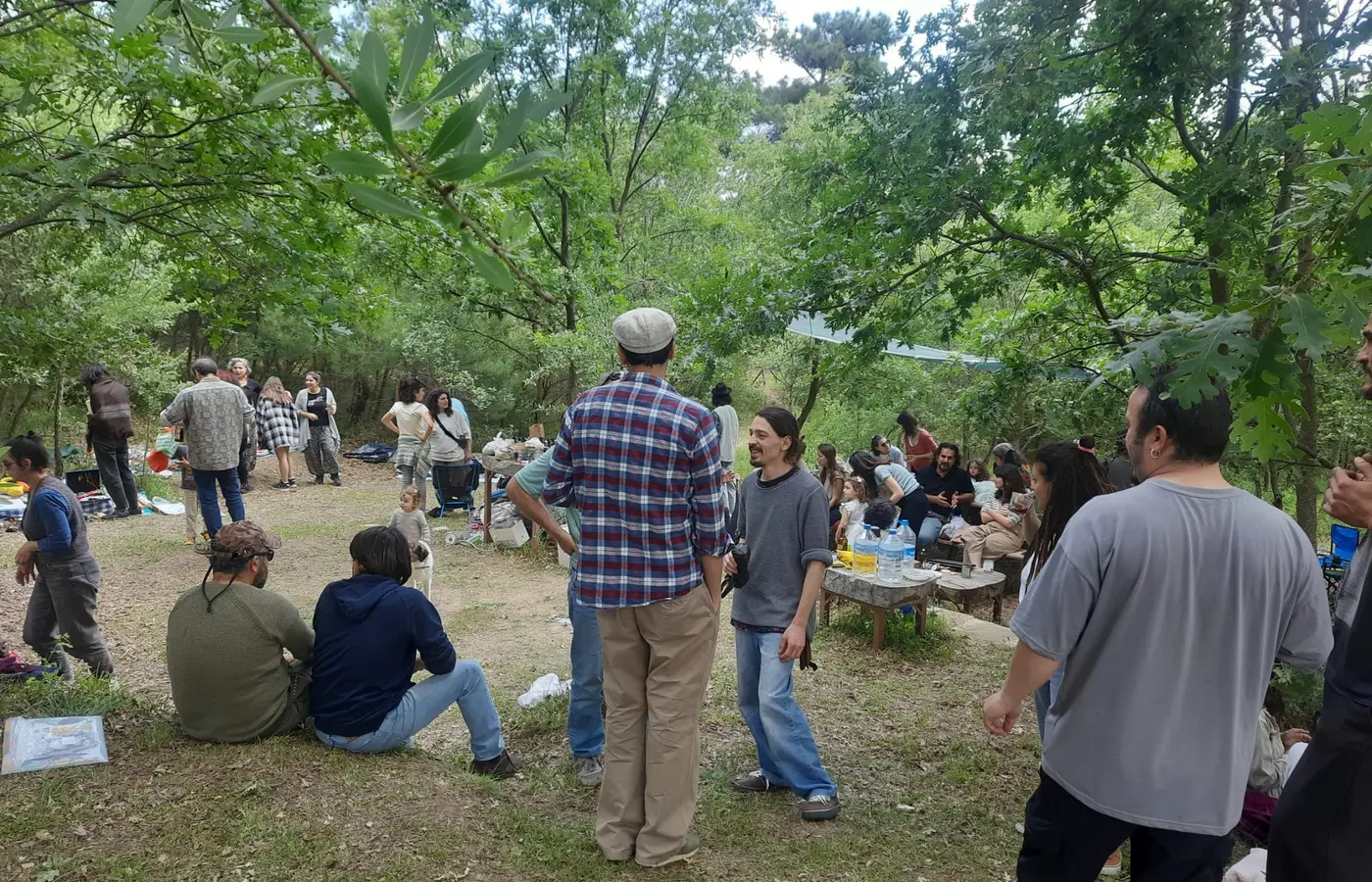 İnnziva’da orman içinde bir topluluk buluşması